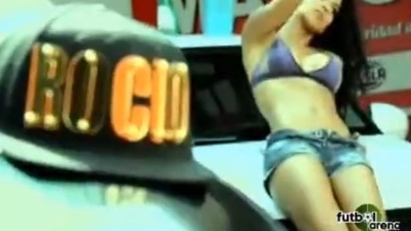 İşçi bayramı için soyundu!