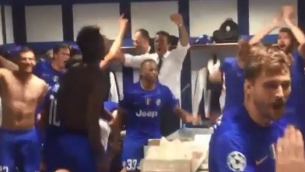Juventus'lu oyunculardan çılgın dans