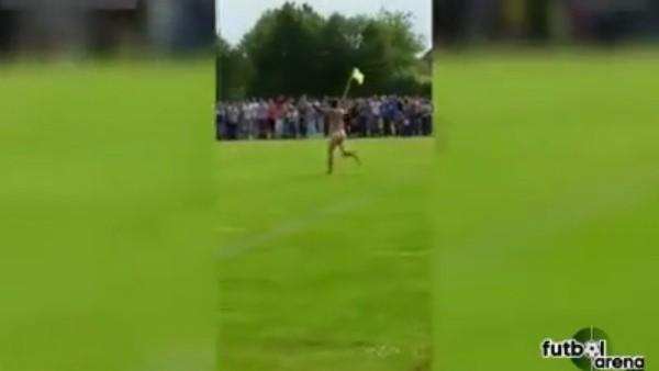 Kadınlar maçında çıplak daldı!