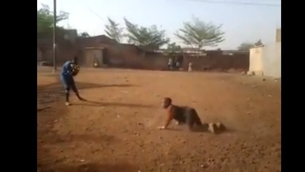 Afrikalı çocuk yokluk içinde kalecilik öğreniyor