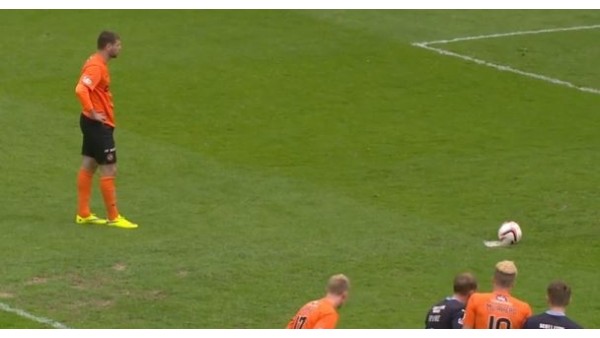 Nadir Çiftçi kaleciyi terse yatırdı!