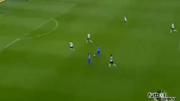 Orta sahadan aldı golünü attı