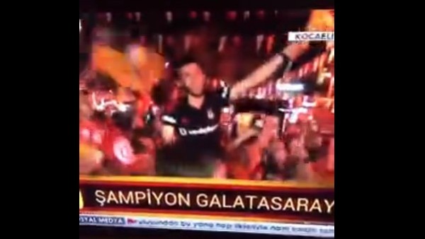 Beşiktaşlı taraftar Galatasaray bayrağı salladı