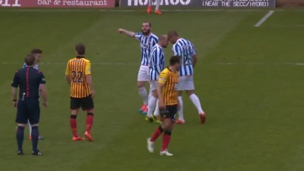 Takım arkadaşları saha içinde birbirine daldı