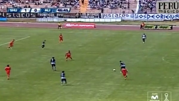 Neredeyse orta sahadan golü attı!