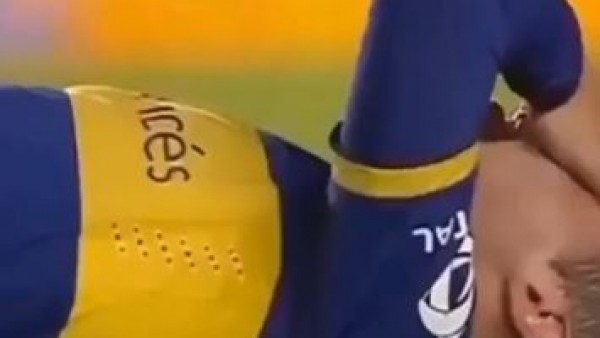 Tekmeye kafa atan çılgın futbolcu