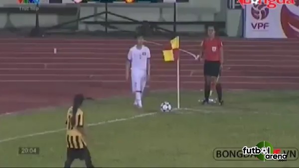 Kadın futbolcu kornerden 2 gol attı!