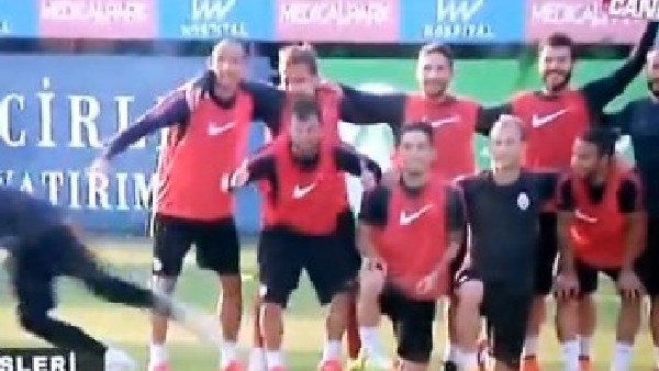 Bırakın tutmayın Muslera'yı temsili