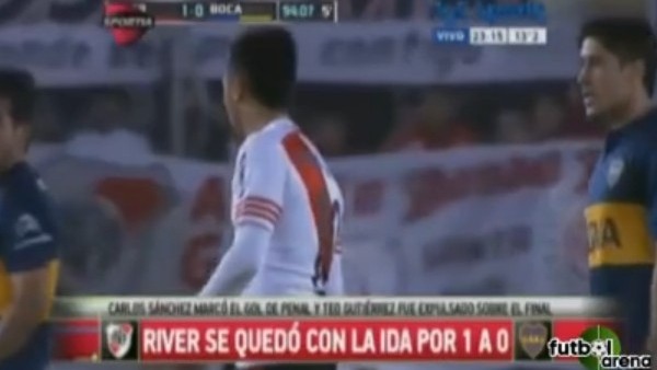 Derbi maçta rakibine tükürdü!