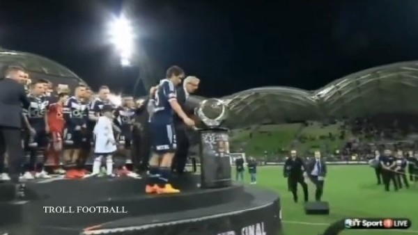 84 yaşındaki başkan kupa vermek isterse...