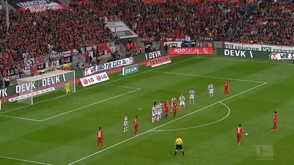 Hakan Çalhanoğlu'ndan müthiş frikik golü