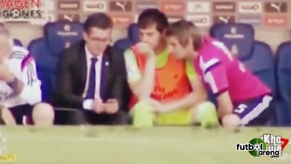 Casillas maç sırasında telefonuyla oynadı