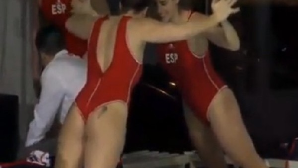 Kadın sporcuların mayosu ilgi topluyor!