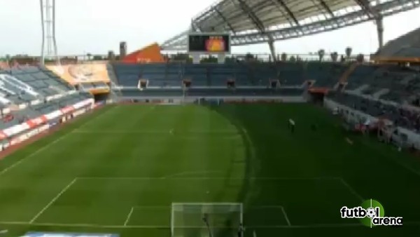 Sahaya turuncu perukla çıktılar