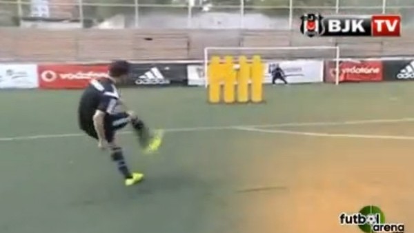 Beşiktaşlı oyuncuların frikik yarışması