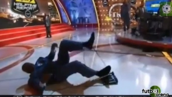 Shaquille O'Neal canlı yayında yere kapaklandı!