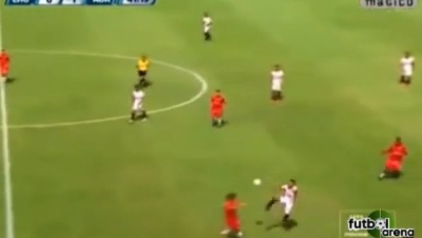 Rakibe uçan tekme attı