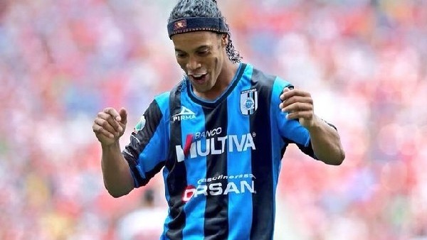Ronaldinho efsane golünü anımsattı!