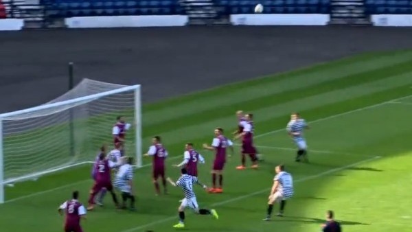 Kaleci uzaklaştırayım derken golü yedi!