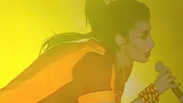 İrem Derici, Arena'da üçlü çektirdi