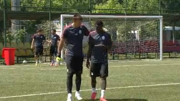 Galatasaraylı futbolcular Suarez ve Drogbaya meydan okudu!