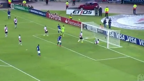 Topu son anda çizgiden çıkardı