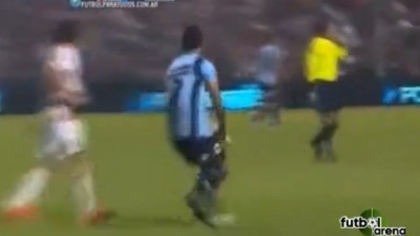 Ayakkabısız oynadı, sarı kart gördü!