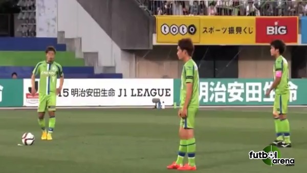 Japonya'yı sallayan frikik!