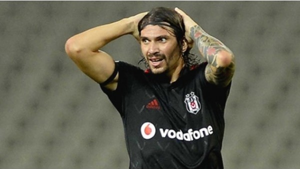 Beşiktaşlı taraftarlar Ersan Gülüm'e saldırdı