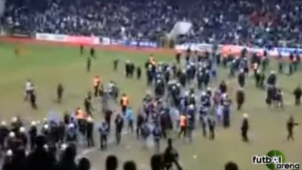 Skoru beğenmediler, sahaya girdiler...