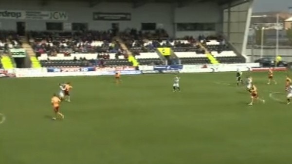 Rakibine dirsek attı, kırmızıyı yedi!