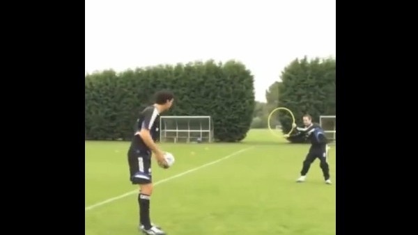 Ballack topu öyle bir yere attı ki...