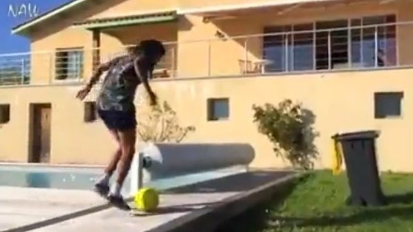 Kadın futbolcudan süper hareket