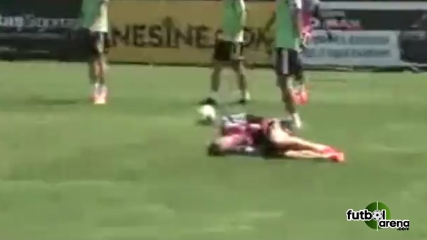 Demba Ba'dan Mustafa Pektemek'e tekme!