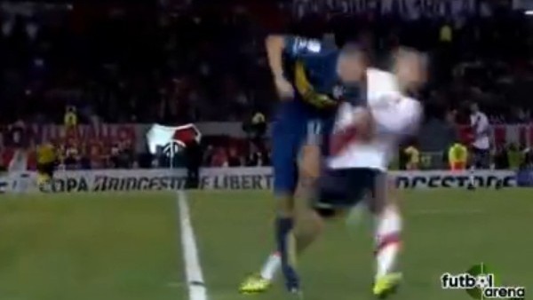 Derbide tekmeler havada uçuştu!