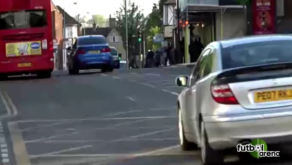 İngiltere'de stadın yanında bomba paniği!