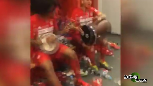 Bayern soyunma odasında cümbüş