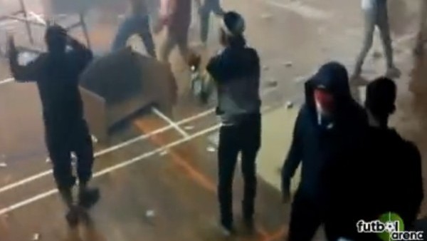 Endonezya'da taraftarlar birbirlerine girdi