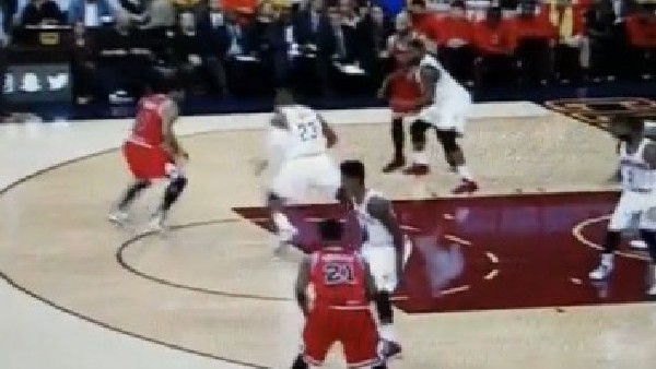 Derrick Rose LeBron James'e rağmen basketi buldu!