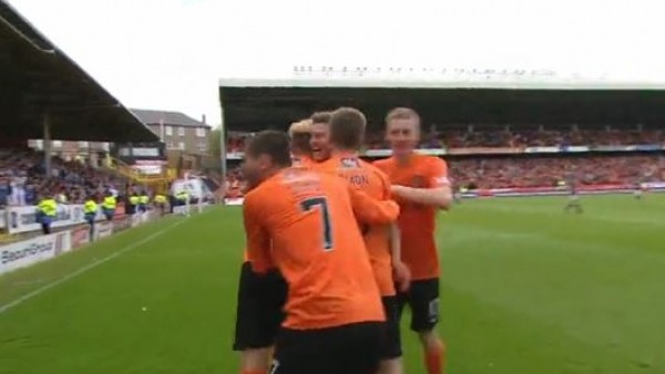 Ceza sahası dışından soluyla düzgün vurdu