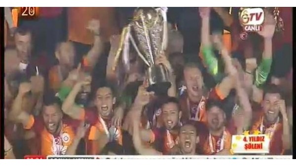 Şampiyonluk kupası Galatasaraylı futbolcuların elinde