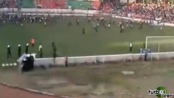 Diyarbakır'da ortalık karıştı! Maç yarıda kaldı...