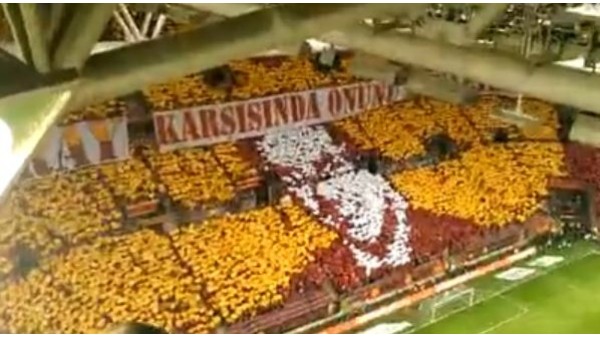 Galatasaray-Beşiktaş derbisinde muhteşem koreografi