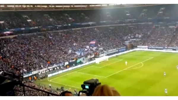 Schalke taraftarından tribün şov