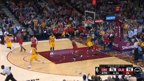 Tristan Thompson rakiplerinin üstünden smacı bastı!