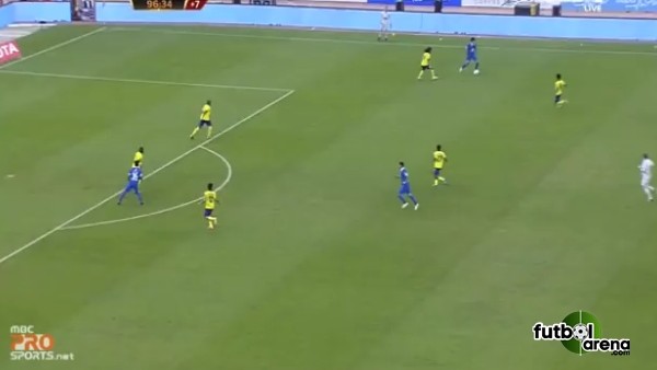 Yok artık! Hakeme kafa attı...