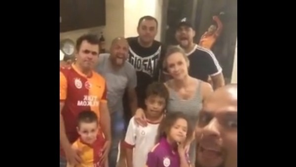 Melo ve ailesi çıldırdı!