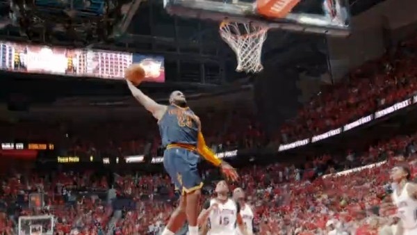 Lebron James'ten muhteşem smaç