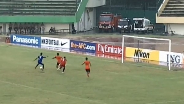 Rakipleriyle dalga geçerek golü attı