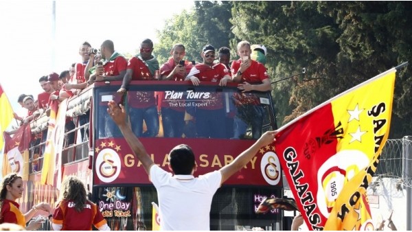 Galatasaray'ın Otobüsünden Futbolcuların Tezahüratları 